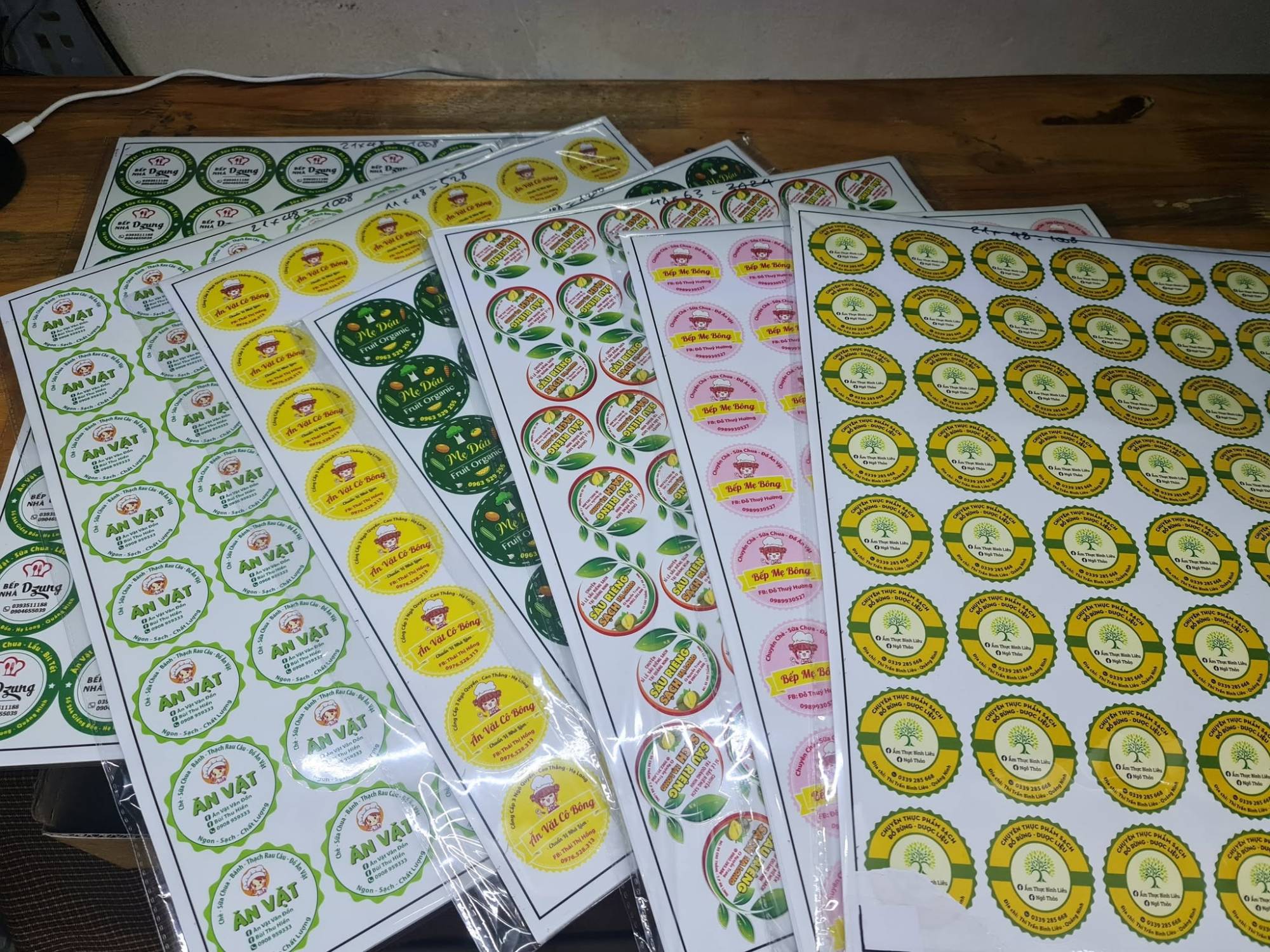 Các tờ tem decal tròn đã in, cắt sẵn, nhiều màu